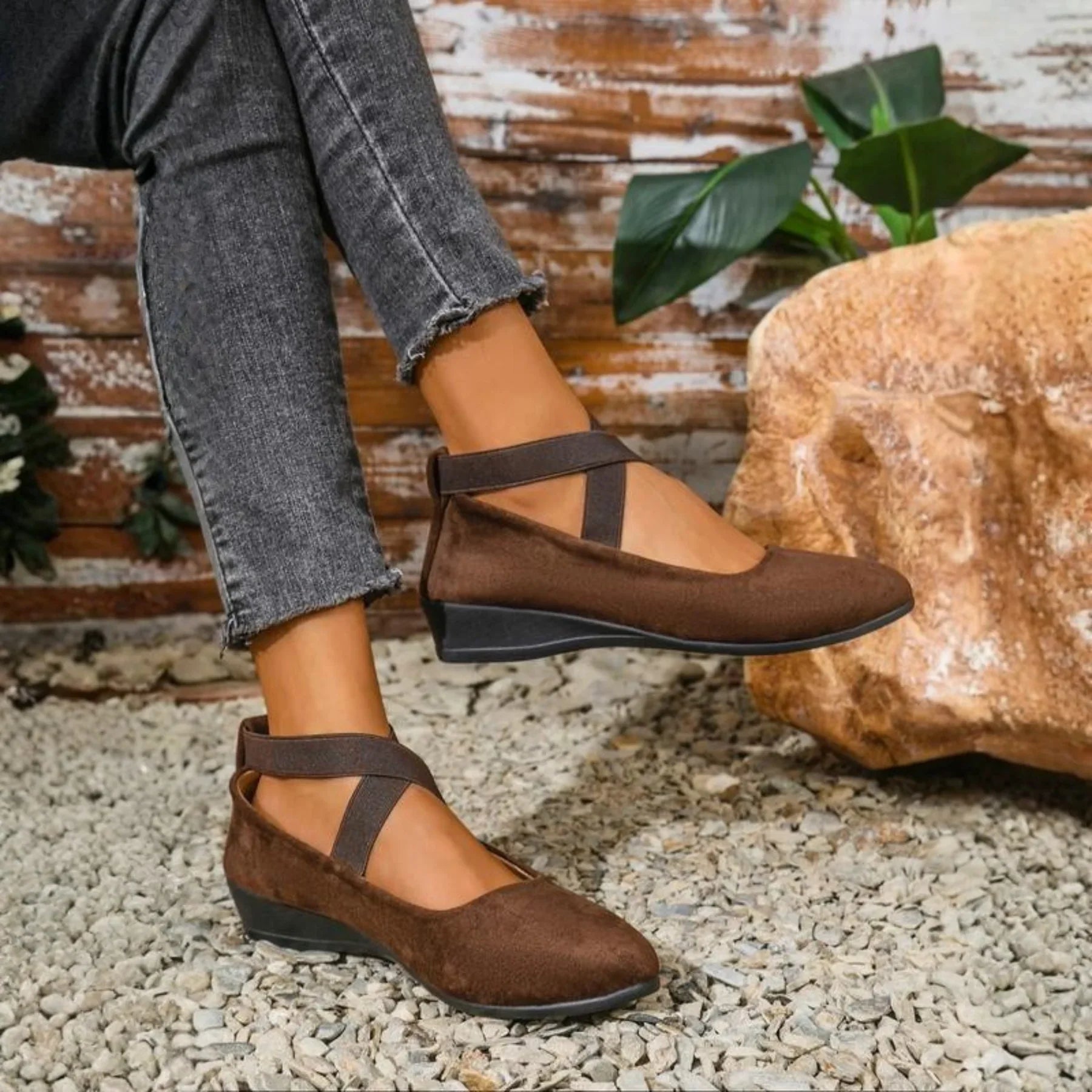 Soteria | Wygodne zamknięte buty na koturnie